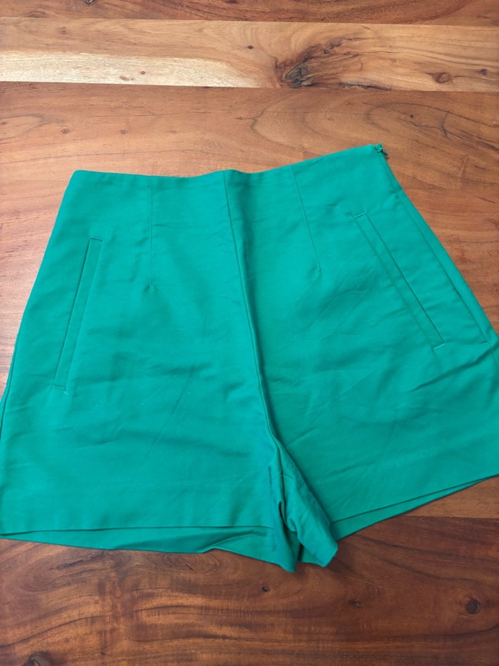 Zara High-Waist kelly Green Tailored Shorts. Size medium. High waisted.
